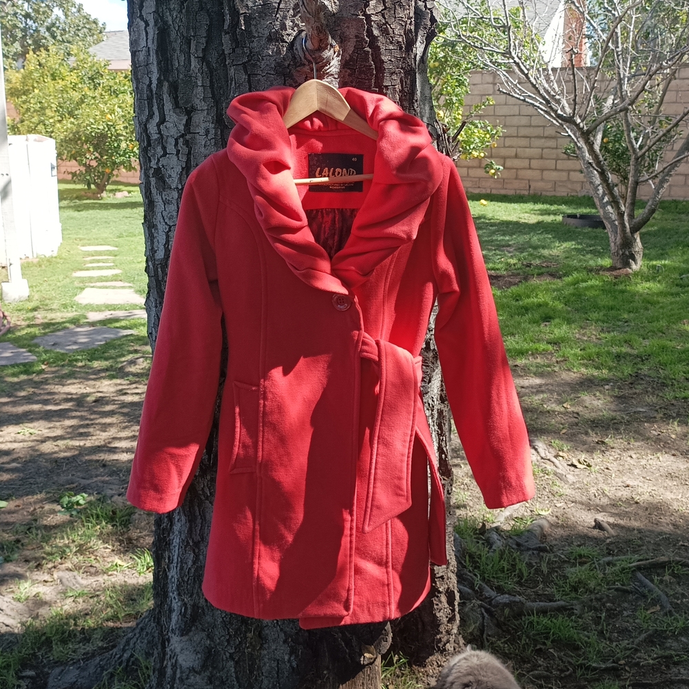 Red Trench Coat with Prominent Collar and Mid-Length Style